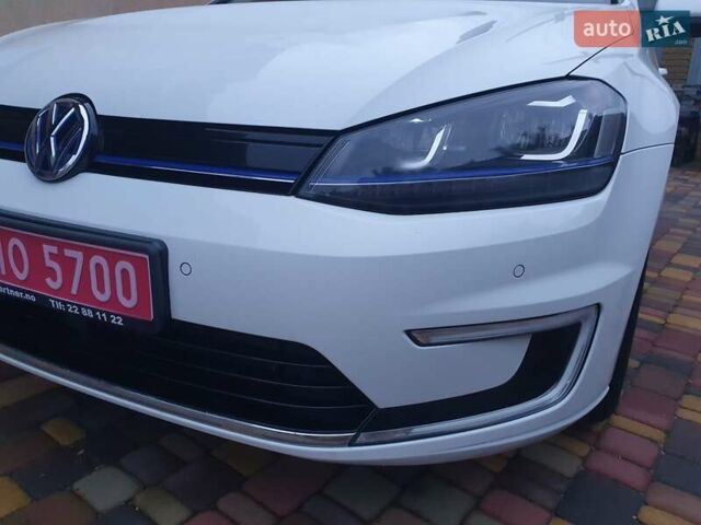 Белый Фольксваген e-Golf, объемом двигателя 0 л и пробегом 130 тыс. км за 8999 $, фото 125 на Automoto.ua