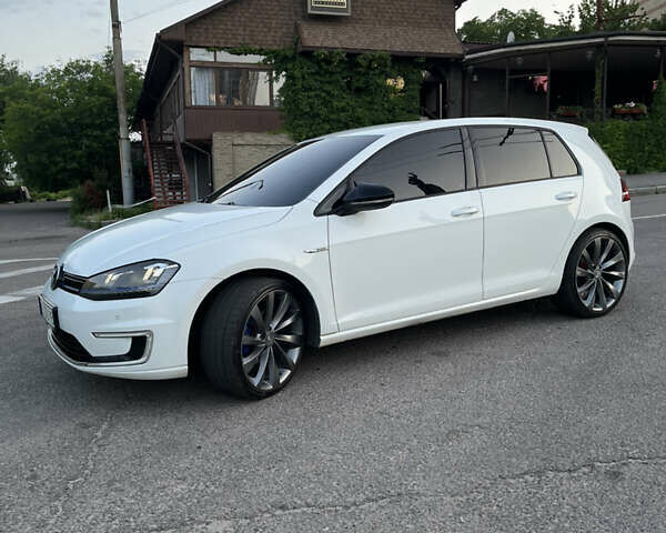 Белый Фольксваген e-Golf, объемом двигателя 0 л и пробегом 118 тыс. км за 11600 $, фото 3 на Automoto.ua
