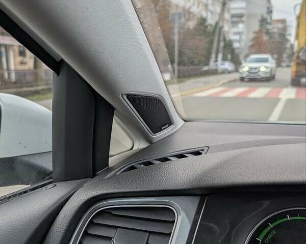 Белый Фольксваген e-Golf, объемом двигателя 0 л и пробегом 128 тыс. км за 9500 $, фото 9 на Automoto.ua