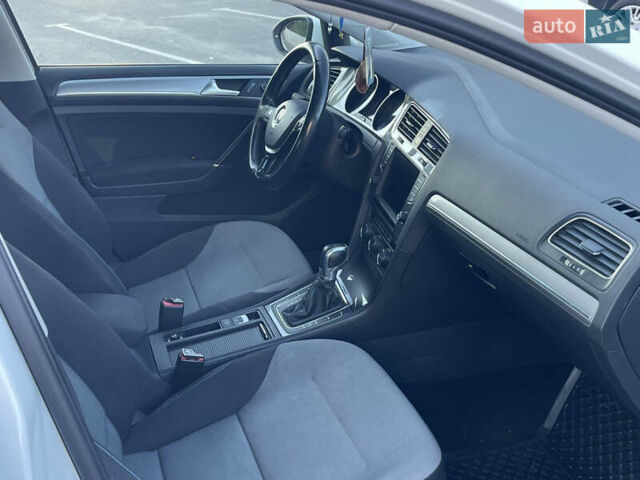 Белый Фольксваген e-Golf, объемом двигателя 0 л и пробегом 202 тыс. км за 8700 $, фото 13 на Automoto.ua