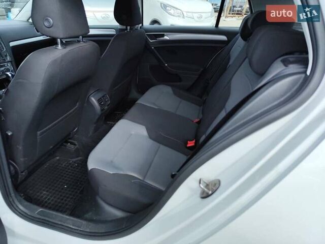 Білий Фольксваген e-Golf, об'ємом двигуна 0 л та пробігом 104 тис. км за 9199 $, фото 15 на Automoto.ua