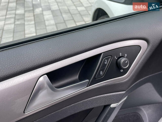 Белый Фольксваген e-Golf, объемом двигателя 0 л и пробегом 91 тыс. км за 8545 $, фото 20 на Automoto.ua