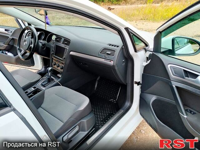 Белый Фольксваген e-Golf, объемом двигателя 0 л и пробегом 92 тыс. км за 9500 $, фото 9 на Automoto.ua