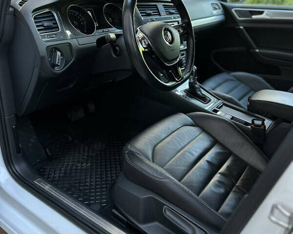 Белый Фольксваген e-Golf, объемом двигателя 0 л и пробегом 161 тыс. км за 10400 $, фото 18 на Automoto.ua