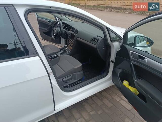 Белый Фольксваген e-Golf, объемом двигателя 0 л и пробегом 118 тыс. км за 11200 $, фото 20 на Automoto.ua