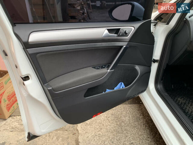 Белый Фольксваген e-Golf, объемом двигателя 0 л и пробегом 142 тыс. км за 8100 $, фото 83 на Automoto.ua