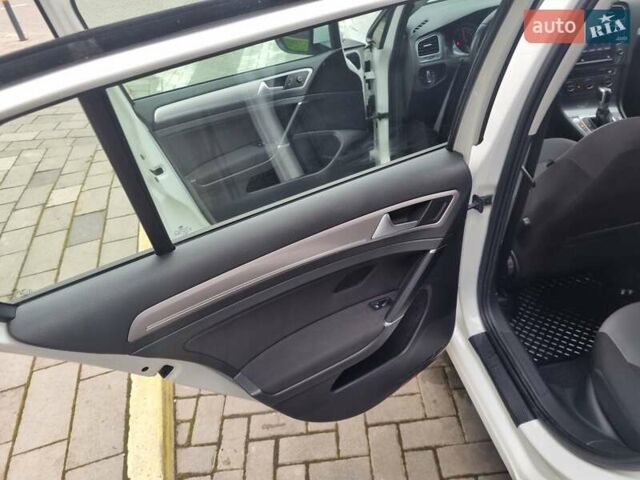 Белый Фольксваген e-Golf, объемом двигателя 0 л и пробегом 122 тыс. км за 7799 $, фото 19 на Automoto.ua
