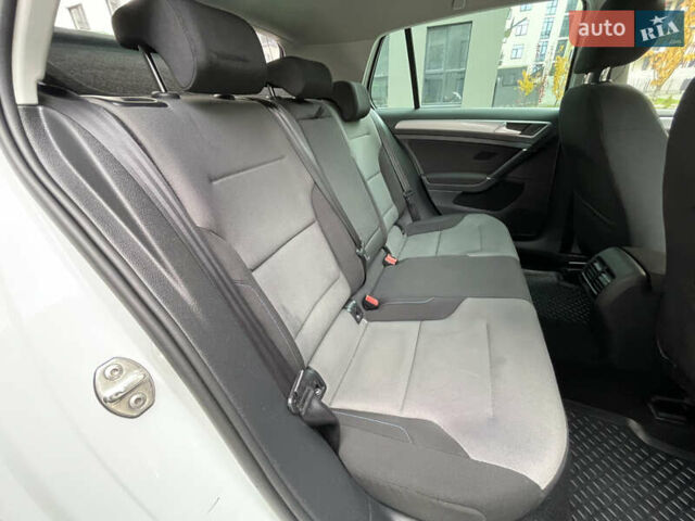 Белый Фольксваген e-Golf, объемом двигателя 0 л и пробегом 91 тыс. км за 8545 $, фото 33 на Automoto.ua