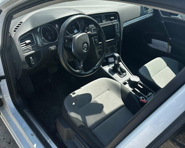 Белый Фольксваген e-Golf, объемом двигателя 0 л и пробегом 101 тыс. км за 12999 $, фото 7 на Automoto.ua