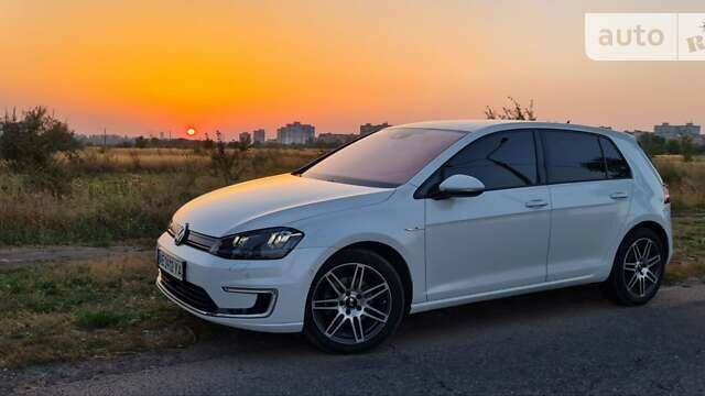 Белый Фольксваген e-Golf, объемом двигателя 0 л и пробегом 59 тыс. км за 13200 $, фото 1 на Automoto.ua