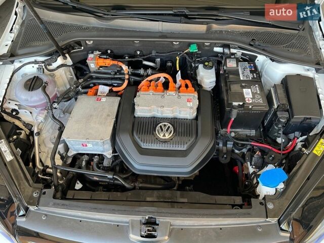 Белый Фольксваген e-Golf, объемом двигателя 0 л и пробегом 116 тыс. км за 10200 $, фото 9 на Automoto.ua