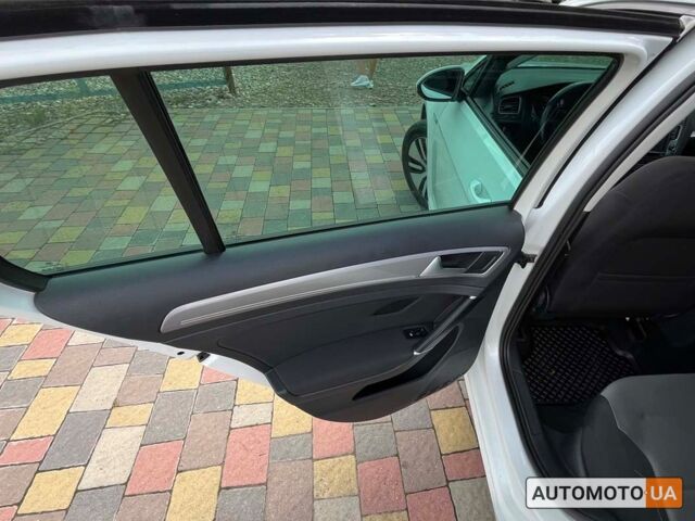 Белый Фольксваген e-Golf, объемом двигателя 24 л и пробегом 130 тыс. км за 11250 $, фото 17 на Automoto.ua