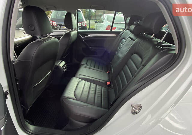 Белый Фольксваген e-Golf, объемом двигателя 0 л и пробегом 132 тыс. км за 9500 $, фото 95 на Automoto.ua