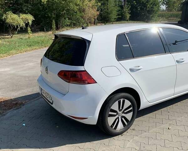 Белый Фольксваген e-Golf, объемом двигателя 0 л и пробегом 82 тыс. км за 10300 $, фото 5 на Automoto.ua
