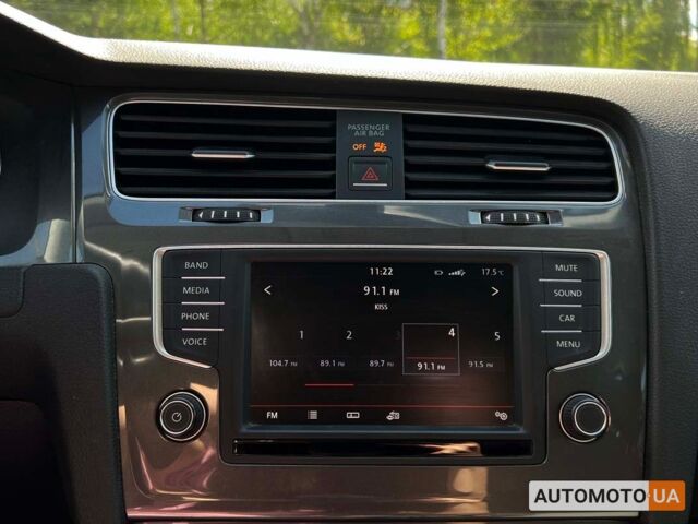 Белый Фольксваген e-Golf, объемом двигателя 24 л и пробегом 77 тыс. км за 10999 $, фото 12 на Automoto.ua