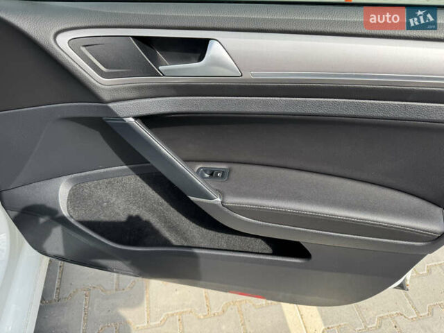 Белый Фольксваген e-Golf, объемом двигателя 0 л и пробегом 186 тыс. км за 9500 $, фото 10 на Automoto.ua