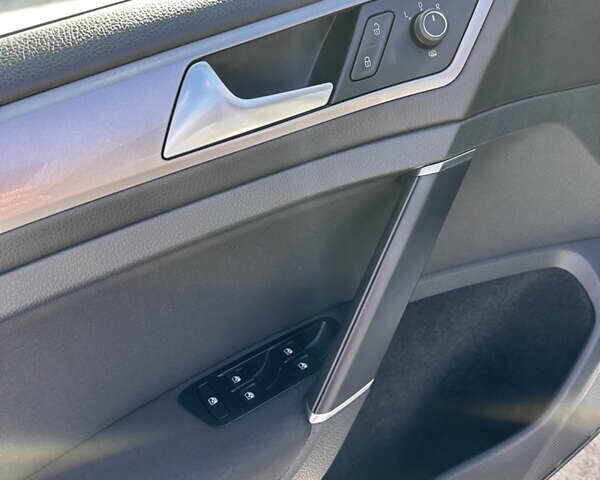 Белый Фольксваген e-Golf, объемом двигателя 0 л и пробегом 35 тыс. км за 9999 $, фото 21 на Automoto.ua