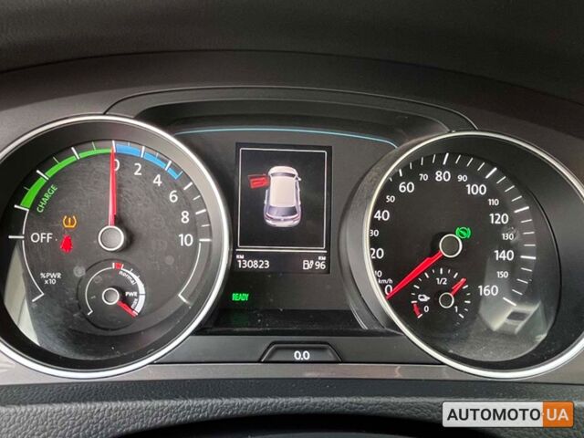 Белый Фольксваген e-Golf, объемом двигателя 24 л и пробегом 130 тыс. км за 11250 $, фото 7 на Automoto.ua