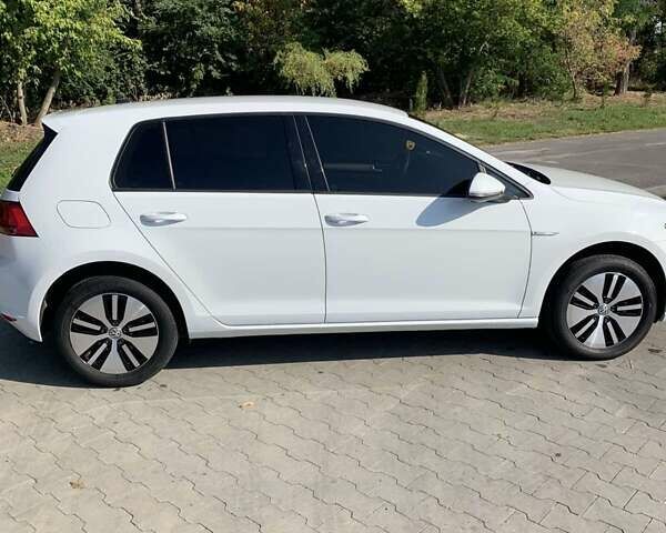 Белый Фольксваген e-Golf, объемом двигателя 0 л и пробегом 82 тыс. км за 10300 $, фото 9 на Automoto.ua