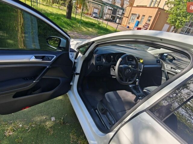 Белый Фольксваген e-Golf, объемом двигателя 0 л и пробегом 66 тыс. км за 9100 $, фото 10 на Automoto.ua