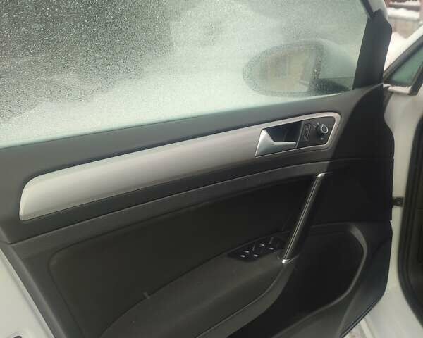 Білий Фольксваген e-Golf, об'ємом двигуна 0 л та пробігом 107 тис. км за 7300 $, фото 11 на Automoto.ua