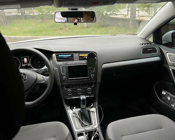 Белый Фольксваген e-Golf, объемом двигателя 0 л и пробегом 166 тыс. км за 7600 $, фото 11 на Automoto.ua