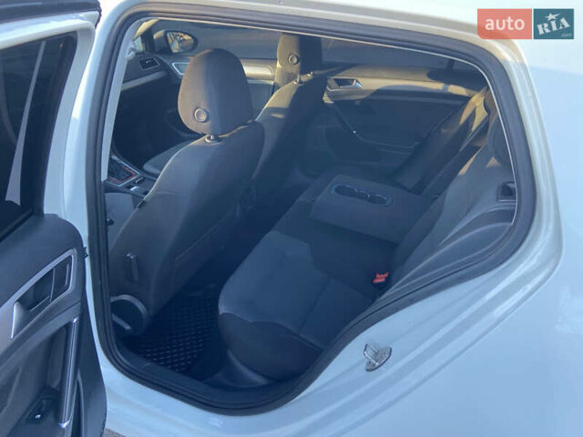 Белый Фольксваген e-Golf, объемом двигателя 0 л и пробегом 113 тыс. км за 9000 $, фото 12 на Automoto.ua