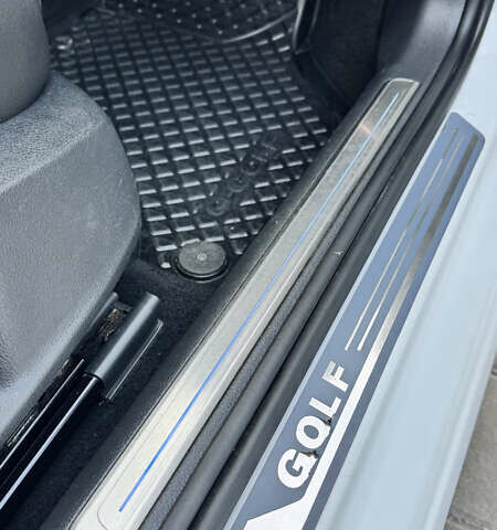 Белый Фольксваген e-Golf, объемом двигателя 0 л и пробегом 154 тыс. км за 9900 $, фото 18 на Automoto.ua