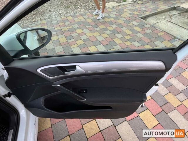 Белый Фольксваген e-Golf, объемом двигателя 24 л и пробегом 130 тыс. км за 11250 $, фото 10 на Automoto.ua