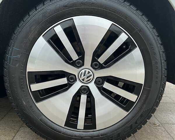 Белый Фольксваген e-Golf, объемом двигателя 0 л и пробегом 93 тыс. км за 8000 $, фото 9 на Automoto.ua