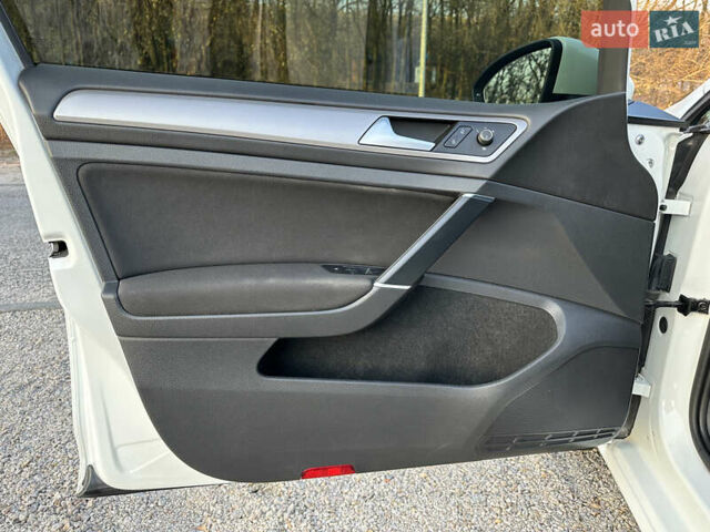 Белый Фольксваген e-Golf, объемом двигателя 0 л и пробегом 92 тыс. км за 7999 $, фото 9 на Automoto.ua