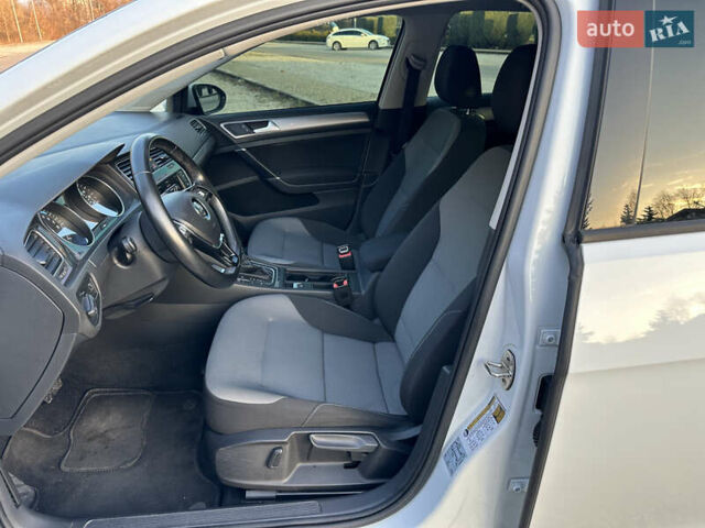 Белый Фольксваген e-Golf, объемом двигателя 0 л и пробегом 92 тыс. км за 7999 $, фото 11 на Automoto.ua