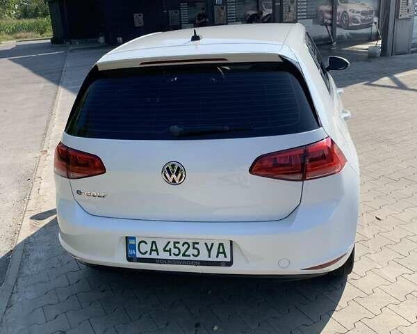 Белый Фольксваген e-Golf, объемом двигателя 0 л и пробегом 82 тыс. км за 10300 $, фото 2 на Automoto.ua