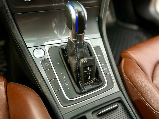 Белый Фольксваген e-Golf, объемом двигателя 0 л и пробегом 118 тыс. км за 9900 $, фото 9 на Automoto.ua