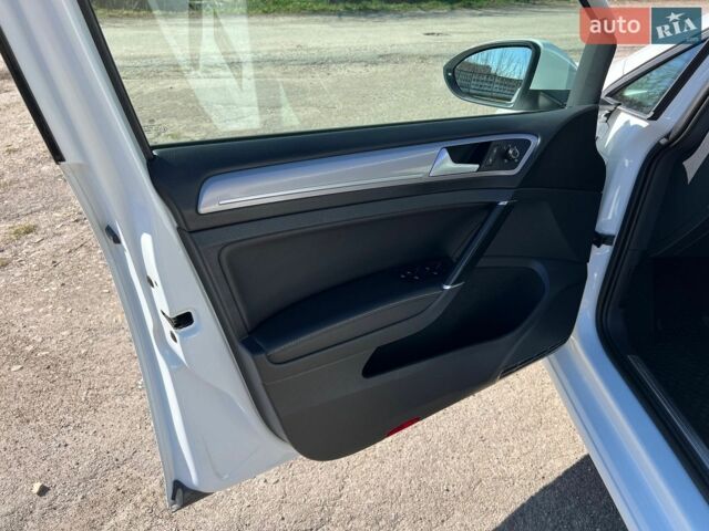 Білий Фольксваген e-Golf, об'ємом двигуна 0 л та пробігом 110 тис. км за 9800 $, фото 25 на Automoto.ua