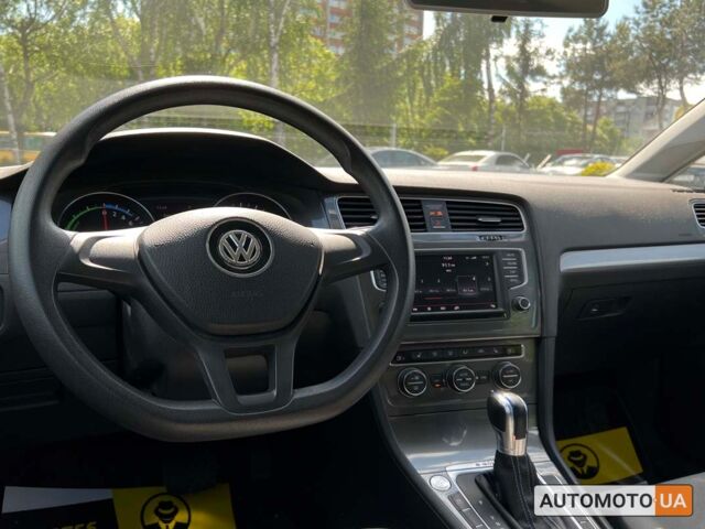 Белый Фольксваген e-Golf, объемом двигателя 24 л и пробегом 77 тыс. км за 10999 $, фото 21 на Automoto.ua