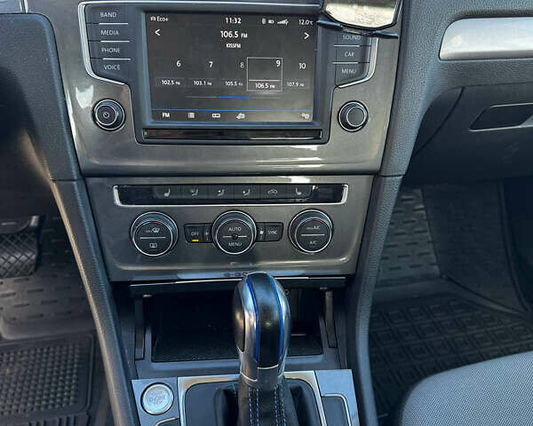 Белый Фольксваген e-Golf, объемом двигателя 0 л и пробегом 88 тыс. км за 8500 $, фото 13 на Automoto.ua