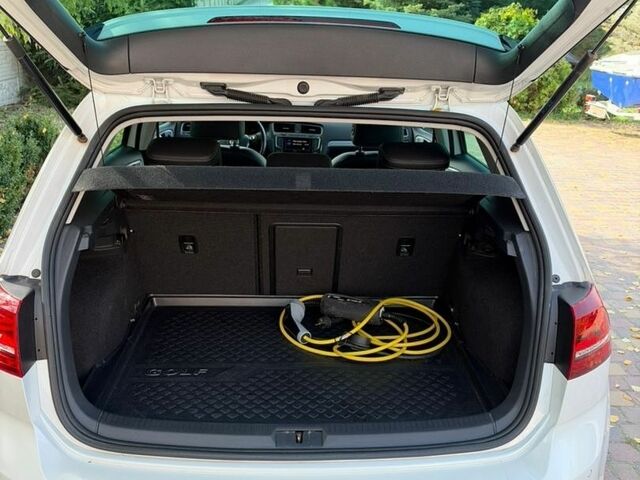 Белый Фольксваген e-Golf, объемом двигателя 0 л и пробегом 176 тыс. км за 9499 $, фото 11 на Automoto.ua