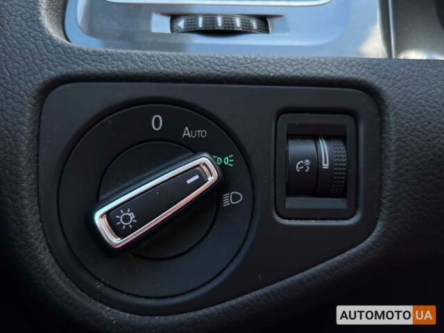 Белый Фольксваген e-Golf, объемом двигателя 24 л и пробегом 77 тыс. км за 10999 $, фото 16 на Automoto.ua