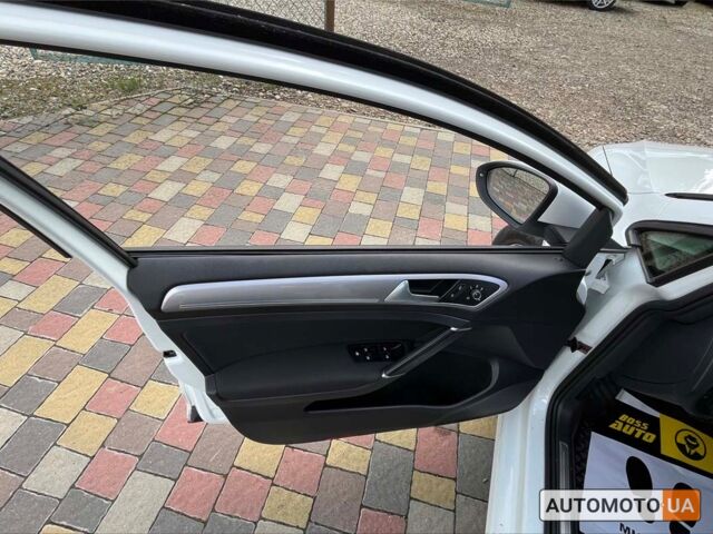 Белый Фольксваген e-Golf, объемом двигателя 24 л и пробегом 130 тыс. км за 11250 $, фото 19 на Automoto.ua