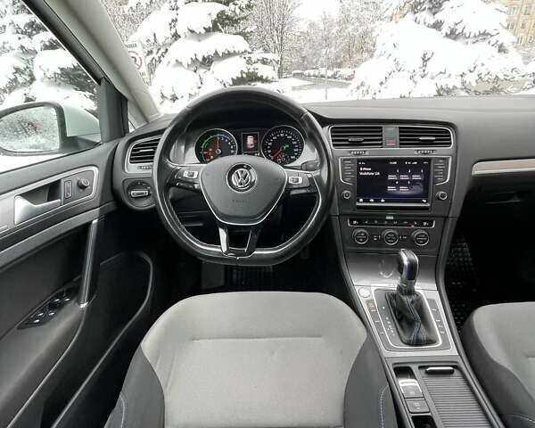 Белый Фольксваген e-Golf, объемом двигателя 0 л и пробегом 92 тыс. км за 8900 $, фото 14 на Automoto.ua