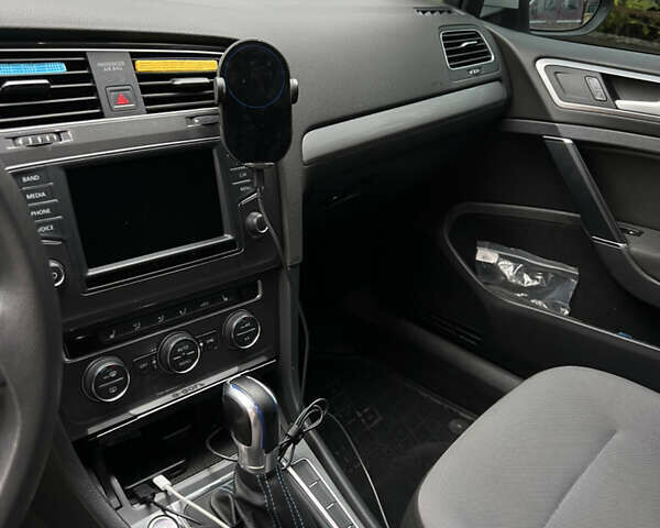 Белый Фольксваген e-Golf, объемом двигателя 0 л и пробегом 166 тыс. км за 7600 $, фото 18 на Automoto.ua