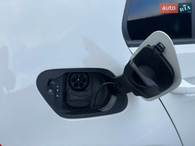 Белый Фольксваген e-Golf, объемом двигателя 0 л и пробегом 132 тыс. км за 9500 $, фото 63 на Automoto.ua