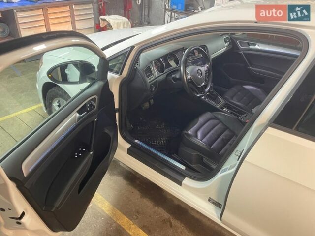 Белый Фольксваген e-Golf, объемом двигателя 0 л и пробегом 115 тыс. км за 8999 $, фото 27 на Automoto.ua