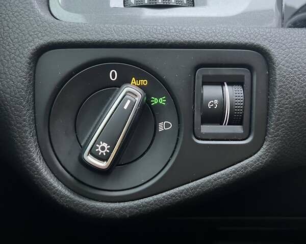 Белый Фольксваген e-Golf, объемом двигателя 0 л и пробегом 93 тыс. км за 8000 $, фото 16 на Automoto.ua