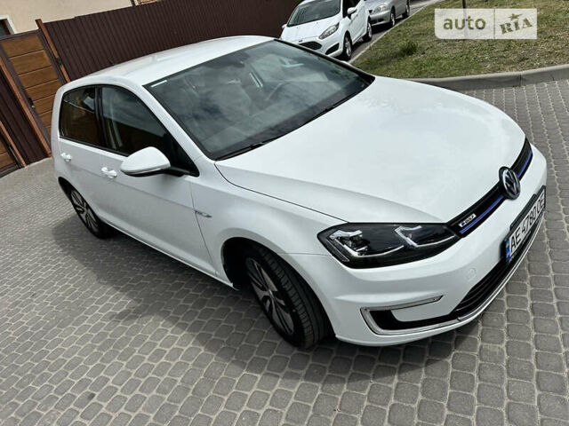 Белый Фольксваген e-Golf, объемом двигателя 0 л и пробегом 75 тыс. км за 11400 $, фото 1 на Automoto.ua