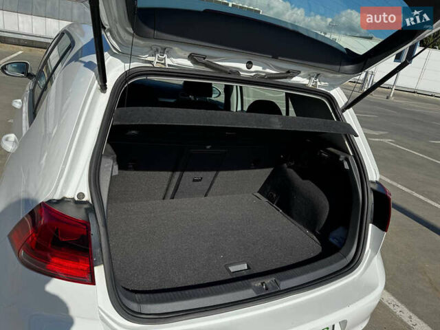 Белый Фольксваген e-Golf, объемом двигателя 0 л и пробегом 88 тыс. км за 8500 $, фото 19 на Automoto.ua