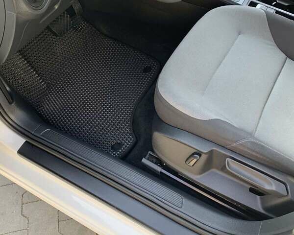 Белый Фольксваген e-Golf, объемом двигателя 0 л и пробегом 82 тыс. км за 10300 $, фото 12 на Automoto.ua