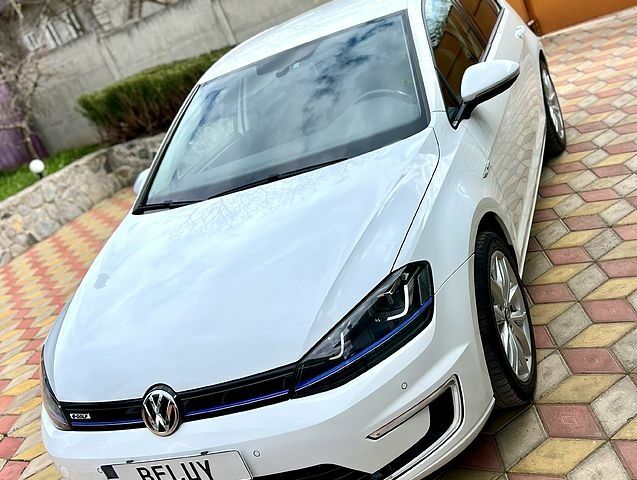 Белый Фольксваген e-Golf, объемом двигателя 0 л и пробегом 118 тыс. км за 9900 $, фото 1 на Automoto.ua