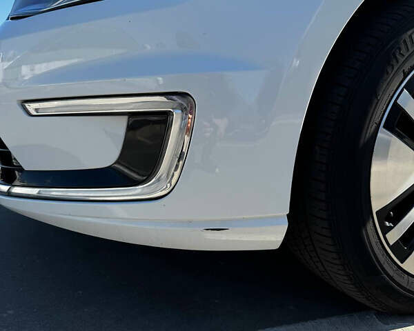 Белый Фольксваген e-Golf, объемом двигателя 0 л и пробегом 88 тыс. км за 8500 $, фото 20 на Automoto.ua